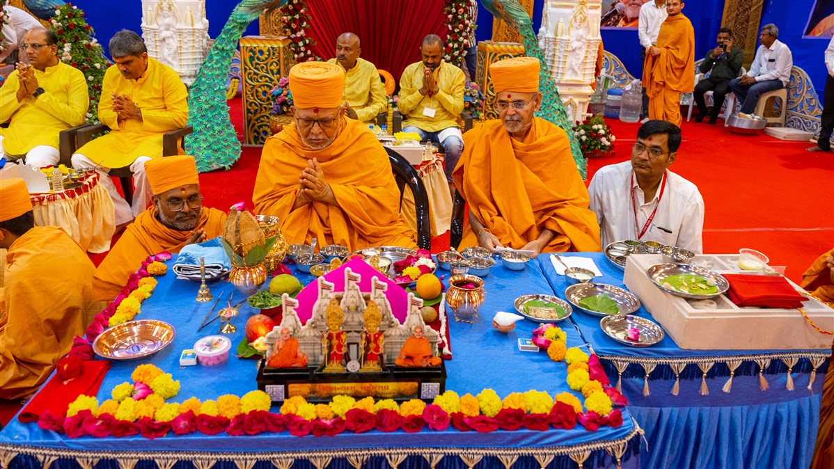 Pujya Ghanshyamcharan Swami performs the shilanyas mahapuja rituals