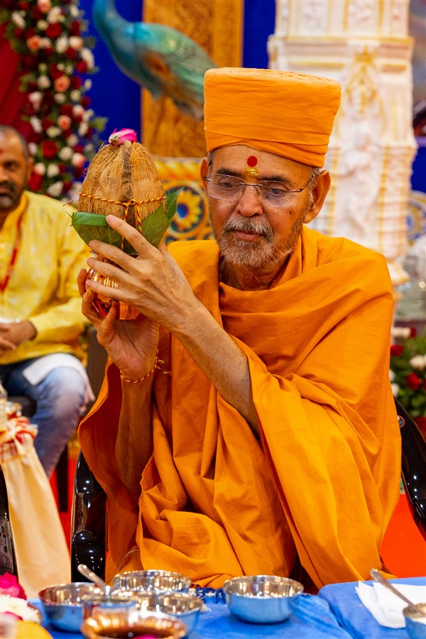 Aksharcharan Swami performs the mahapuja rituals