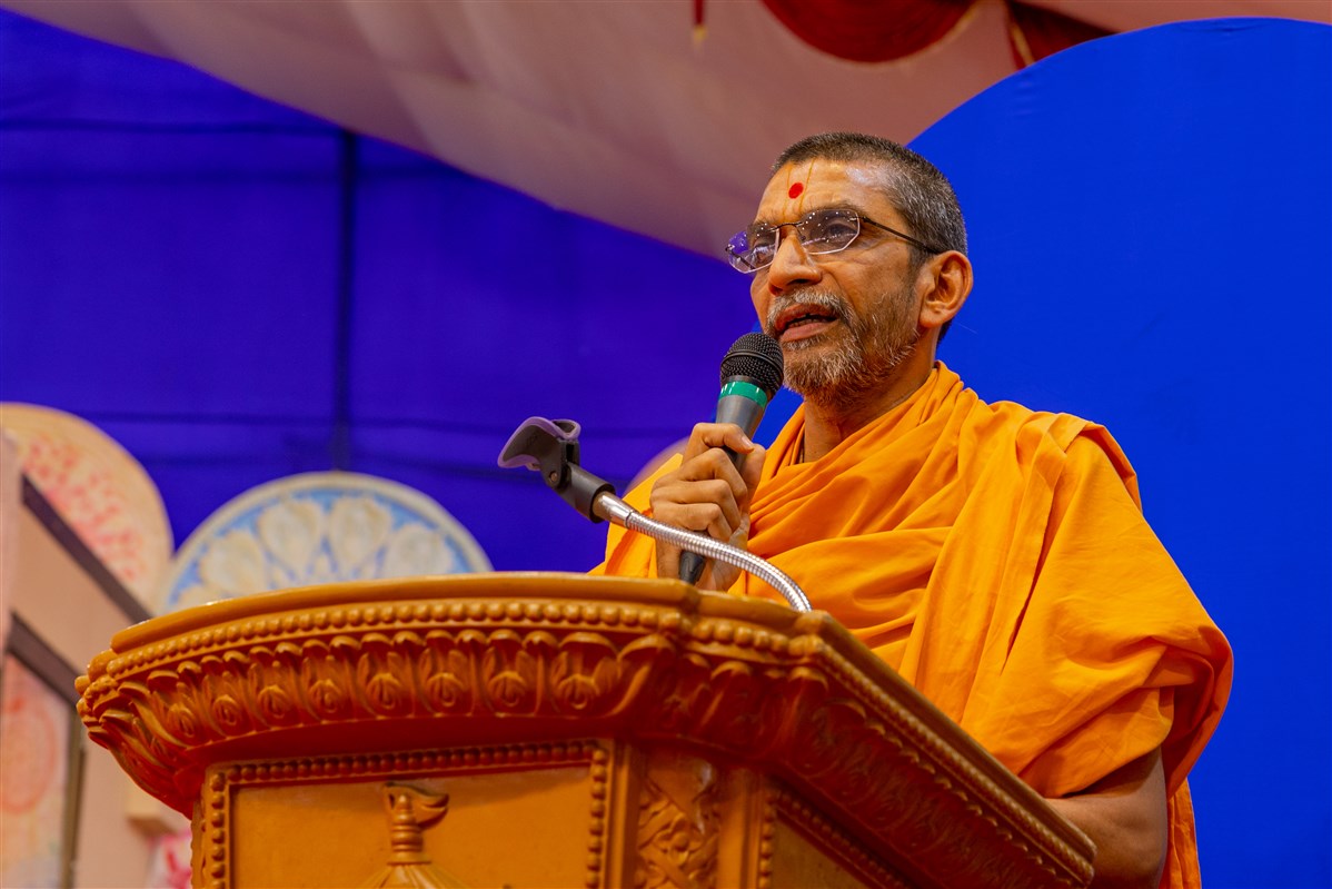 Adarshjivan Swami addresses the shilanyas assembly