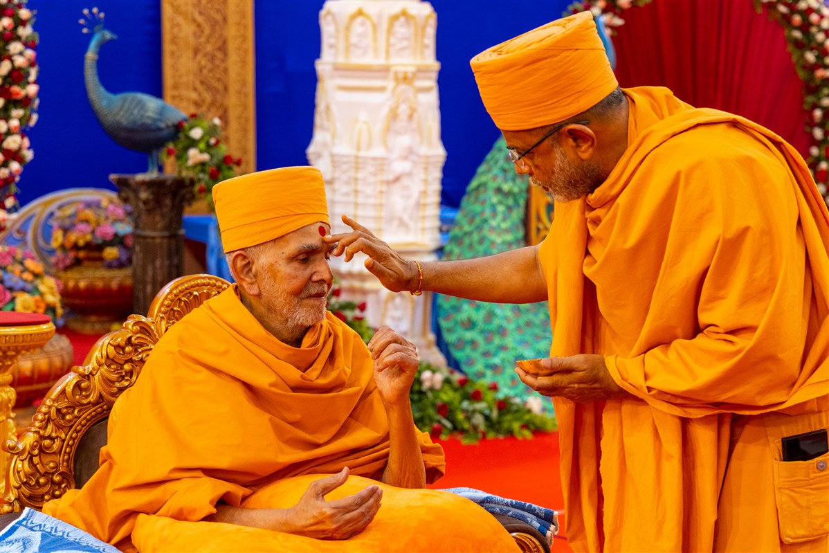 Gnaneshwar Swami performs pujan of Swamishri