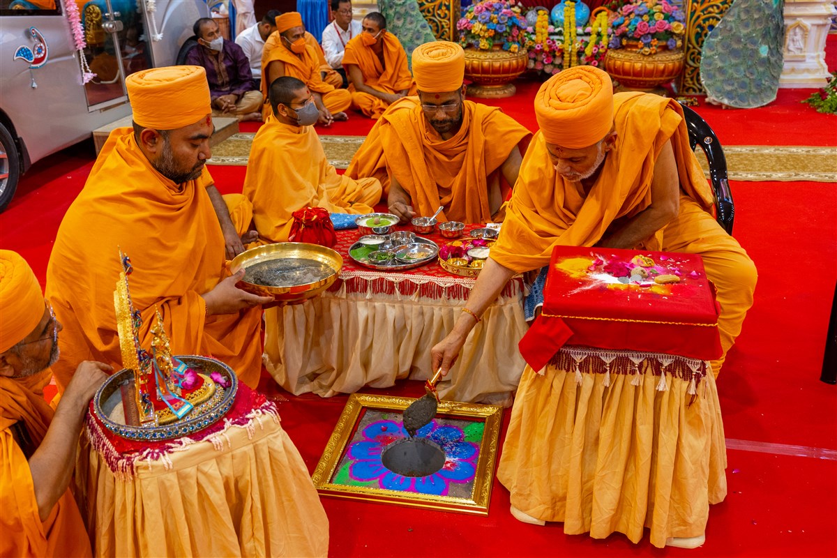 Pujya Viveskagar Swami performs the shilanyas rituals