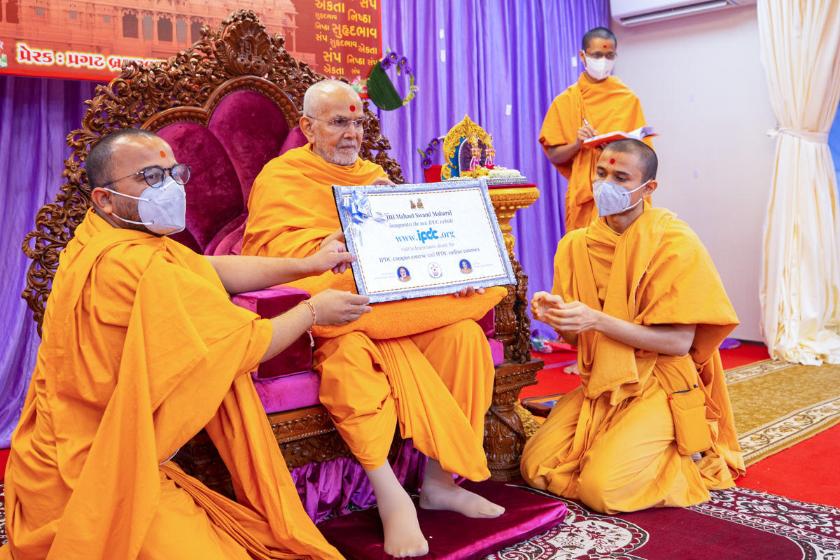 Swamishri inaugurates a new website '<a href='https://www.ipdc.org' target='_blank'   style='text-decoration:underline; color:blue;'>www.ipdc.org</a>' for IPDC campus courses and IPDC online courses