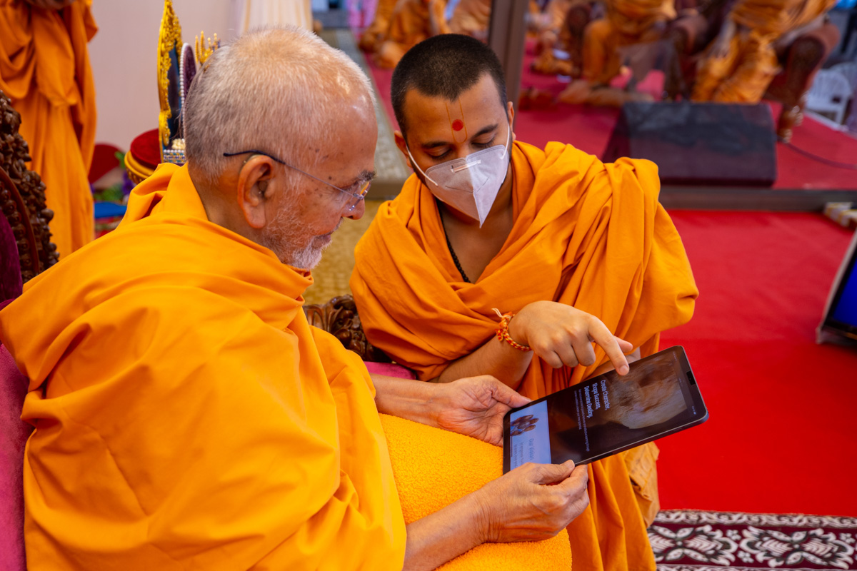 Swamishri observes the website