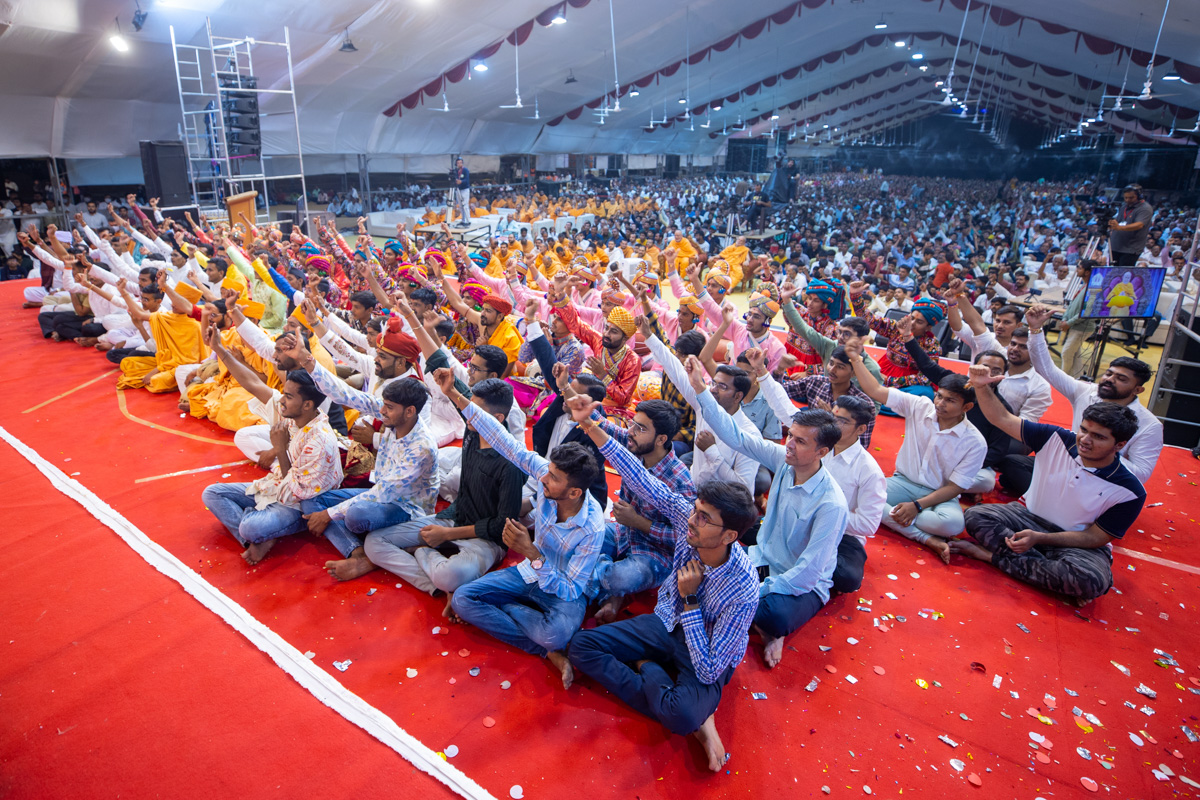Youths hail 'Swaminarayan Bhagwan ni jai'