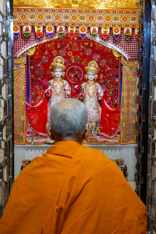 Swamishri engrossed in darshan of Bhagwan Swaminarayan, Aksharbrahma Gunatitanand Swami