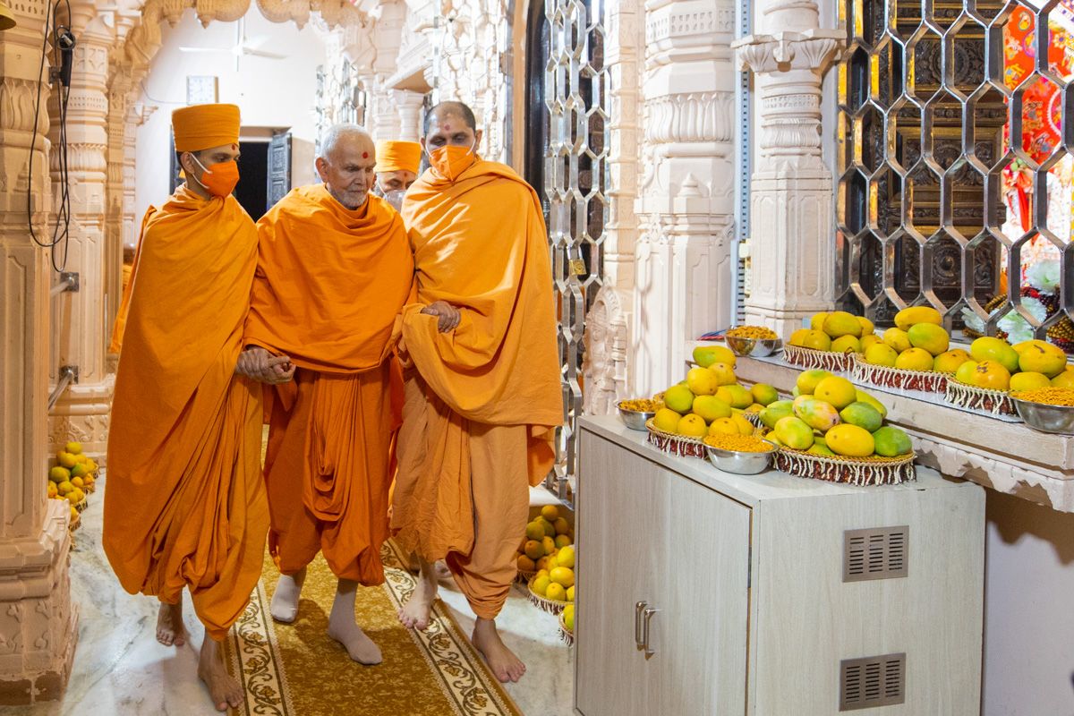 Swamishri after the darshan