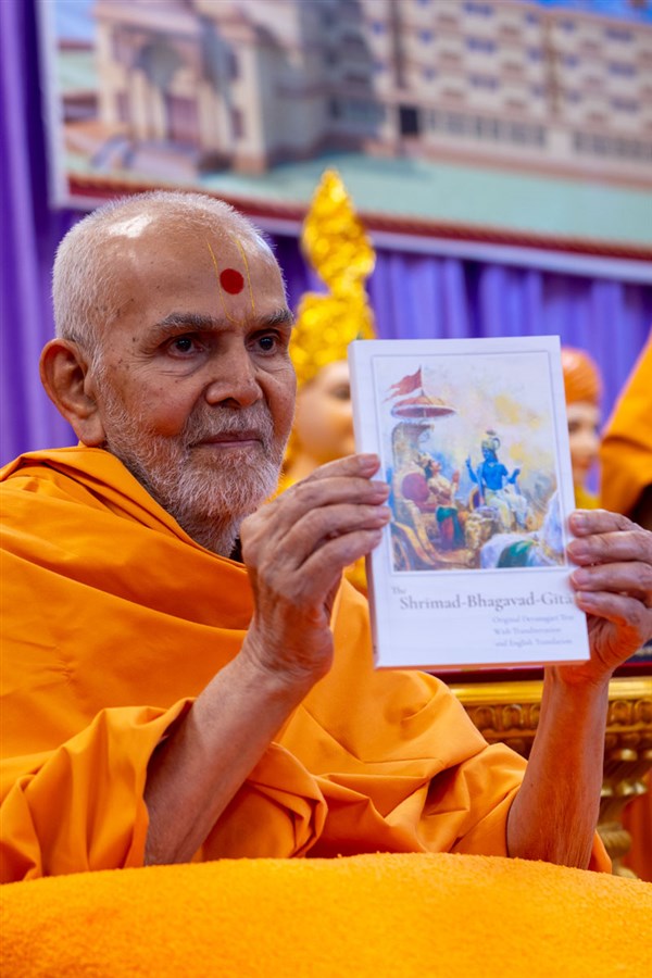 Swamishri inaugurates an English print publication: 'The Shrimad-Bhagavad-Gita'
