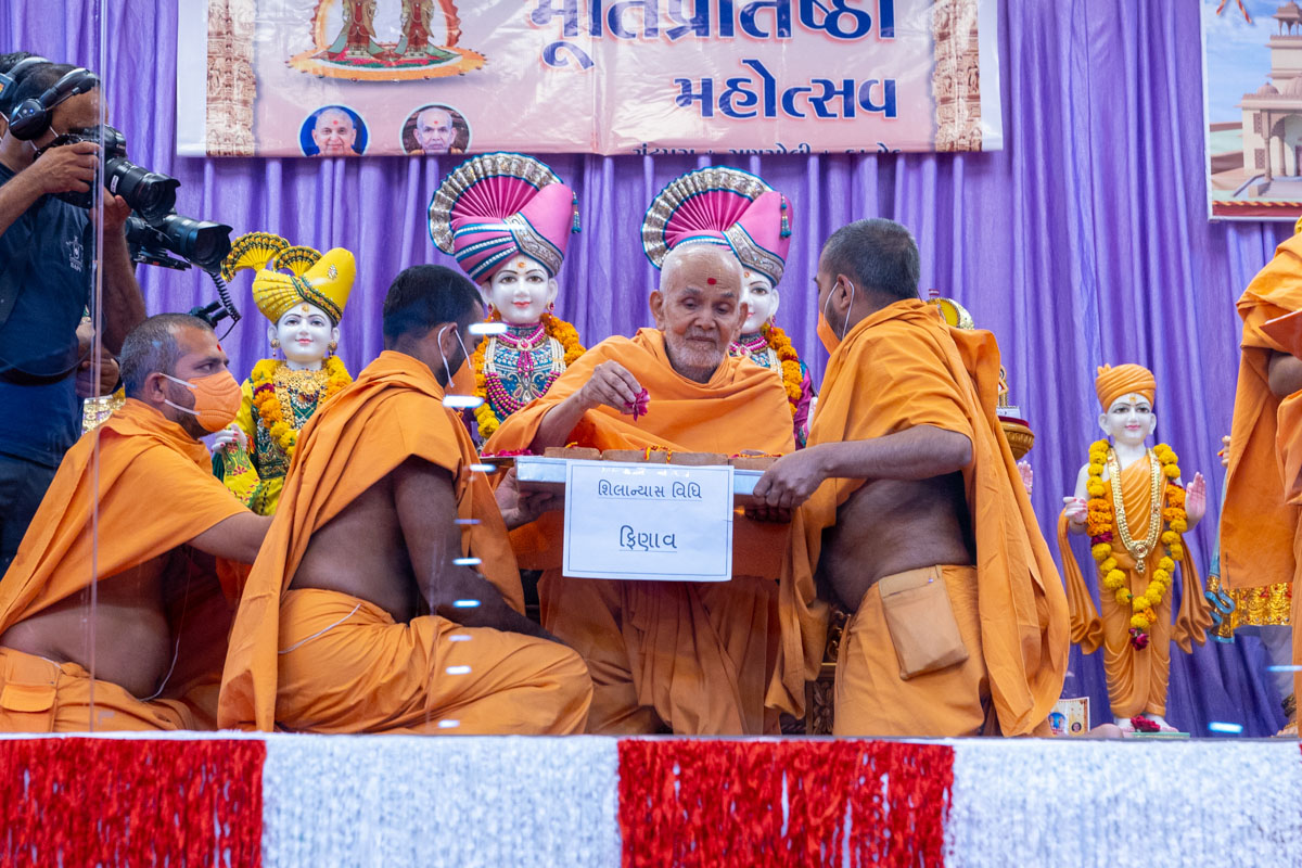 Swamishri sanctifies bricks to start construction of BAPS Shri Swaminarayan Mandir at Finav, India