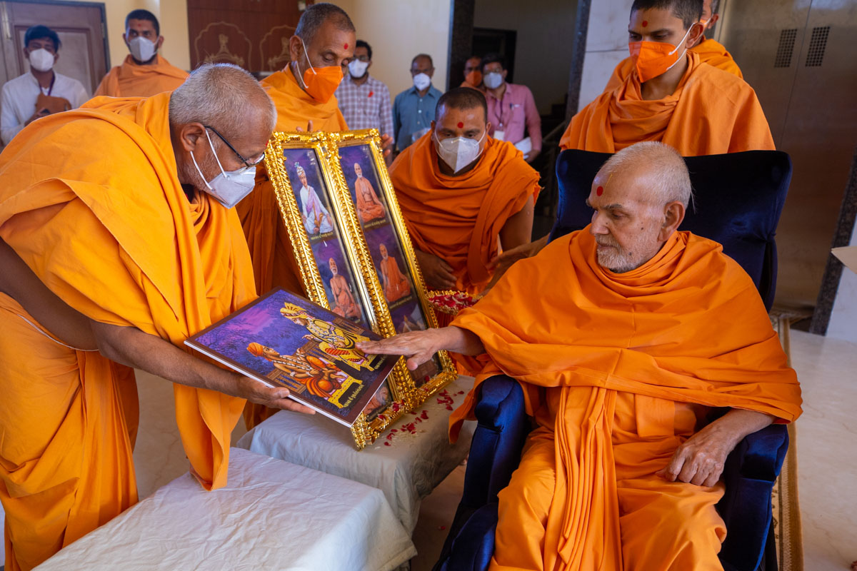 Swamishri sanctifies the murtis
