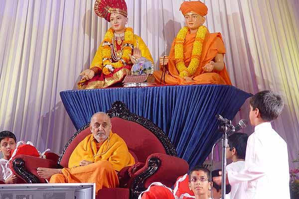 Swamishri pays close attention to balaks who narrate incidents from the Indian history