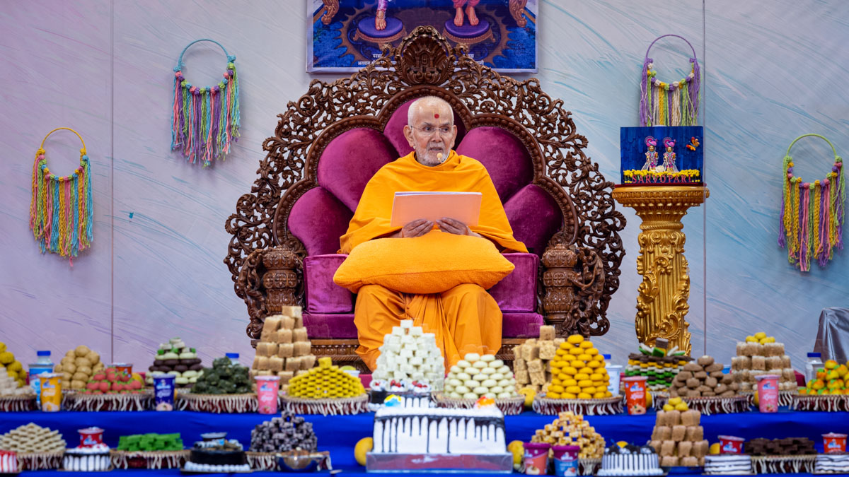 Swamishri gives vartman to devotees