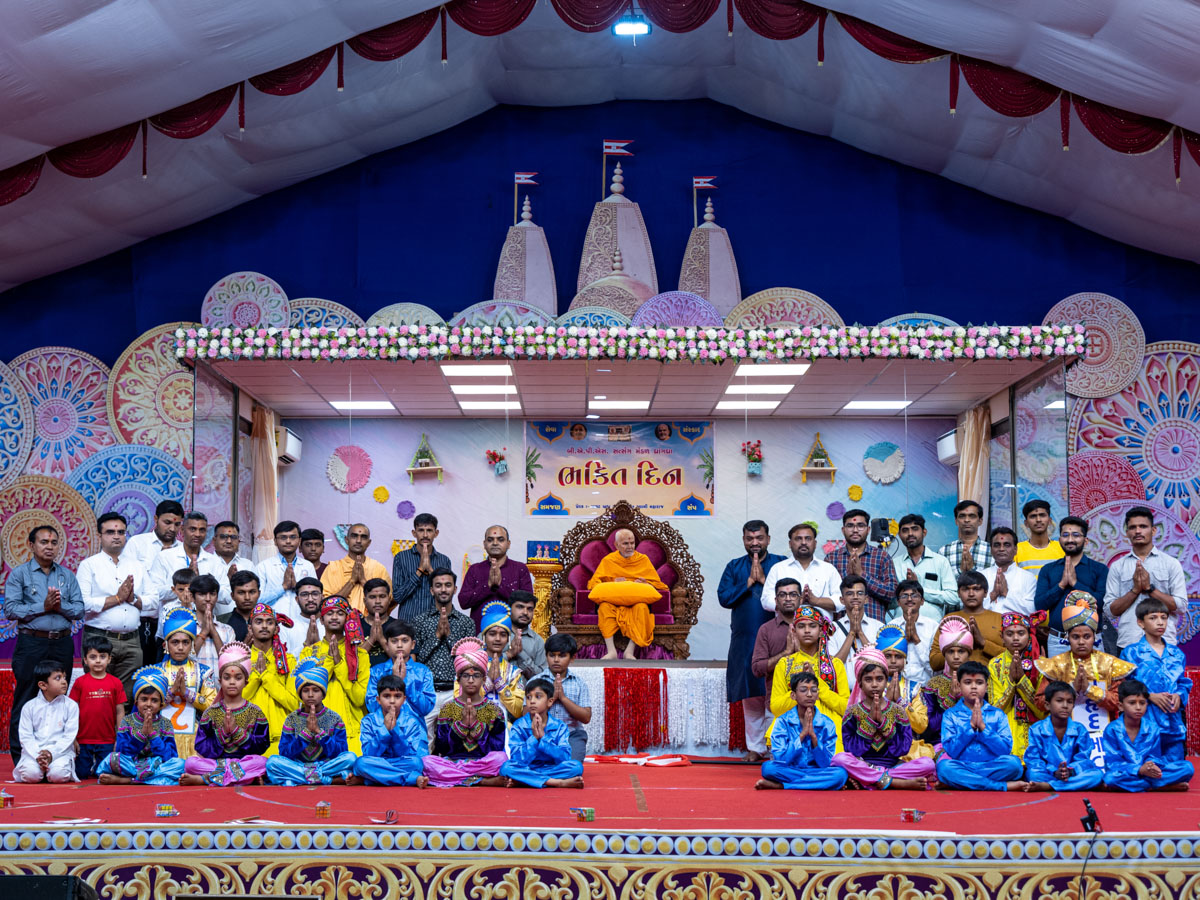 Children and devotees with Swamishri
