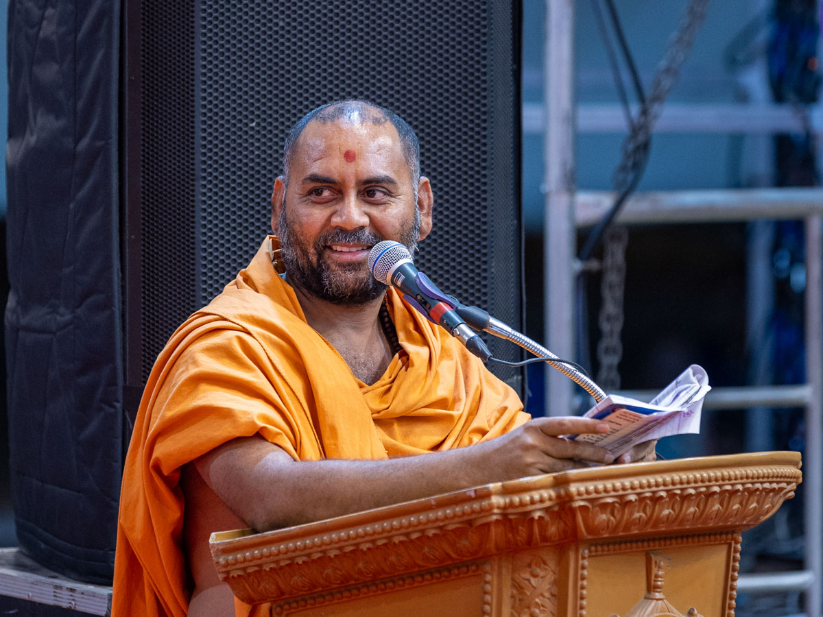Dharmachintan Swami addresses the assembly