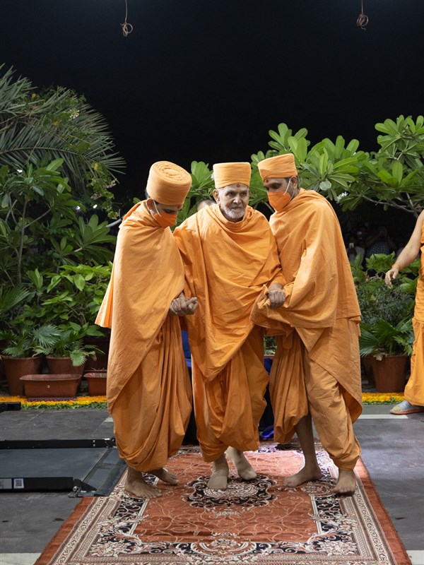 Swamishri arrives at BAPS Yogiji Maharaj Hospital