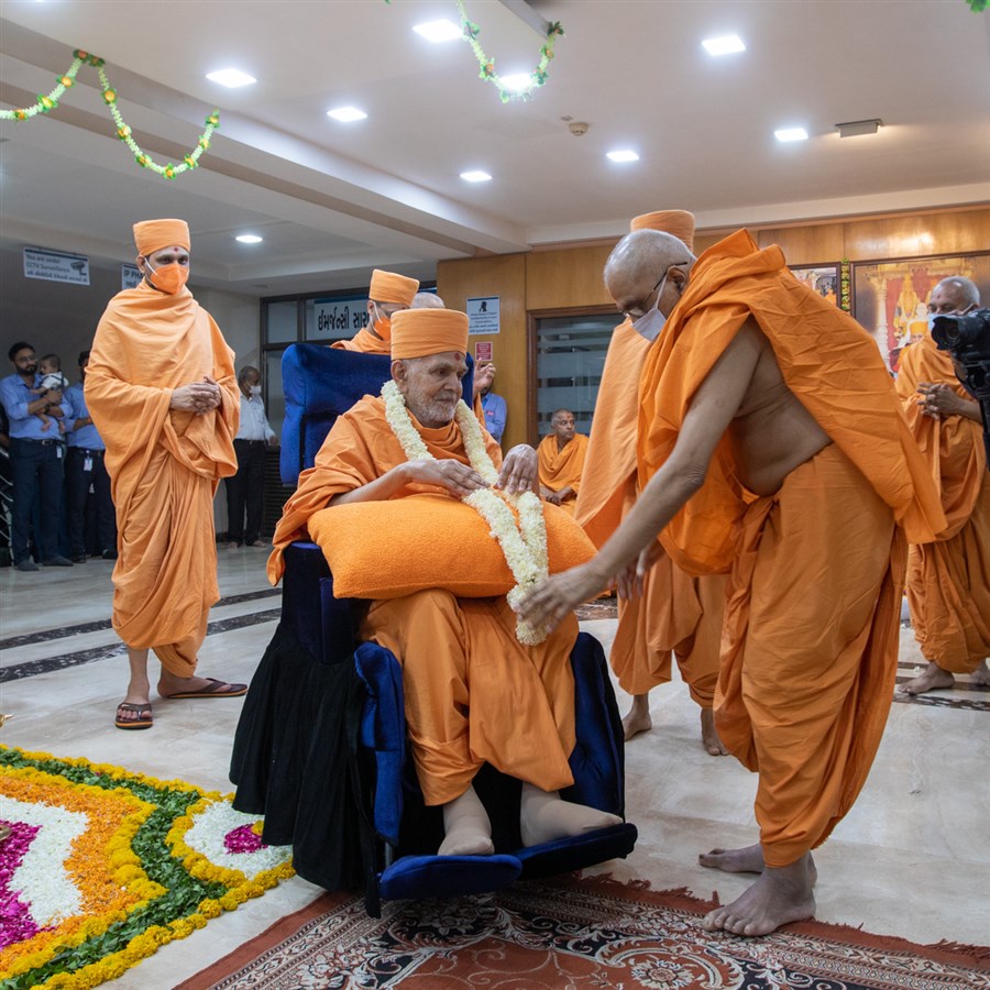 Shrihari Swami welcomes Swamishri with a garland