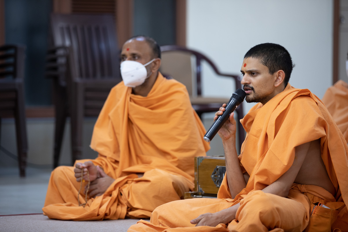 Uttamyogi Swami sings a kirtan in Swamishri's daily puja