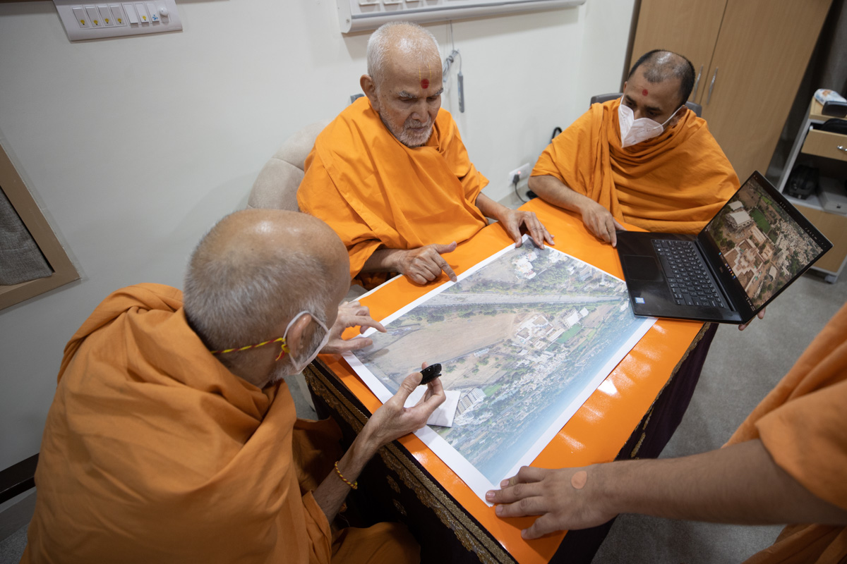 Swamishri reviews the construction update of BAPS Shri Swaminarayan Mandir, Nadiad, India