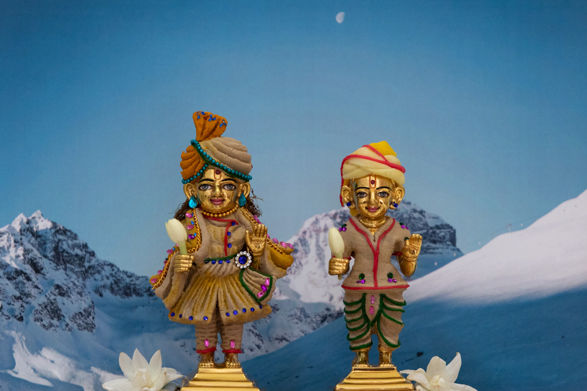 Shri Harikrishna Maharaj and Shri Gunatitanand Swami adorned in chandan garments