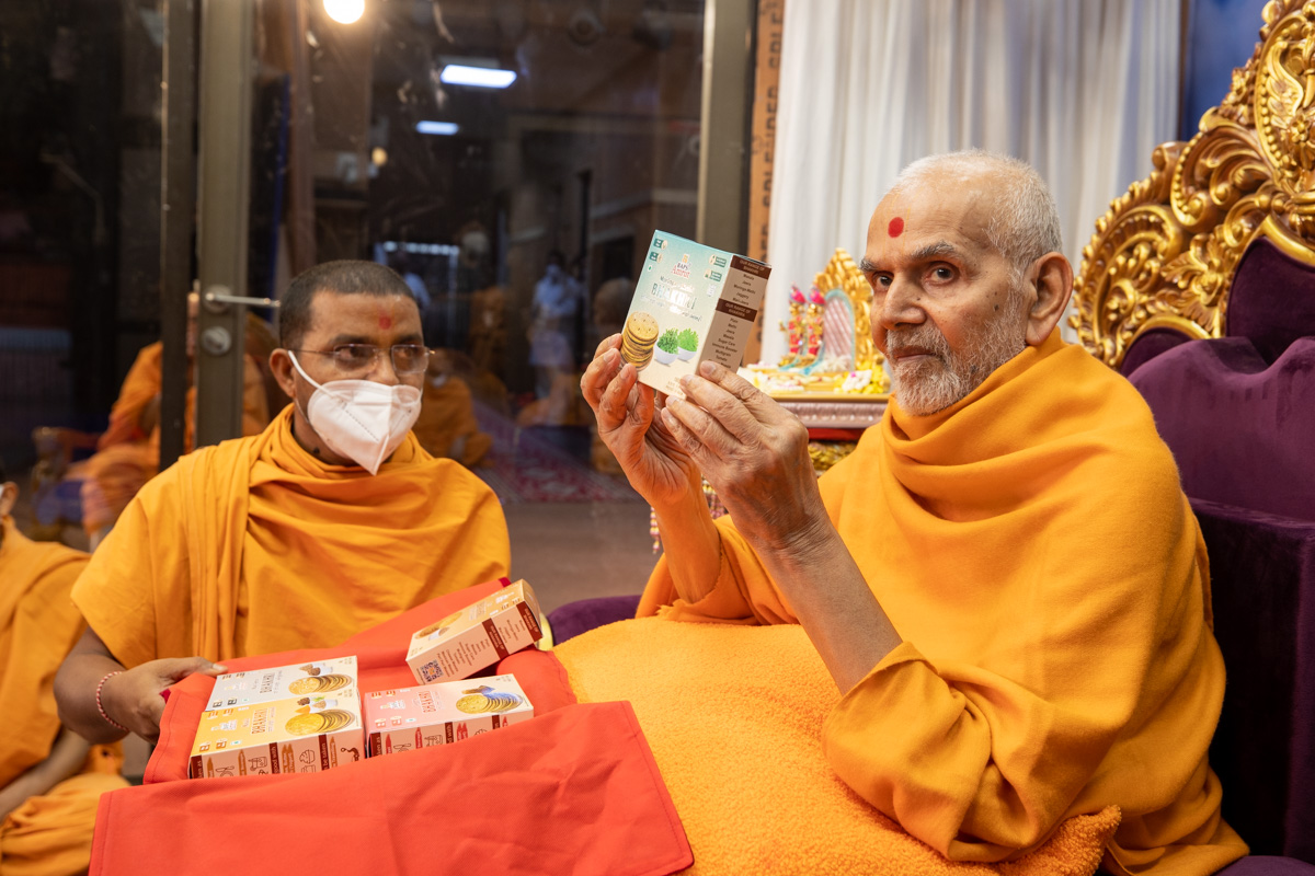 Swamishri inaugurates new BAPS Amrut Herbal products