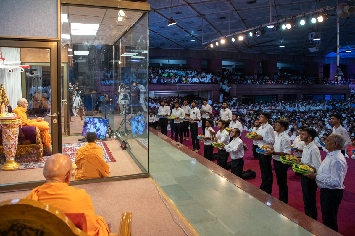 Karyakars doing darshan of Swamishri