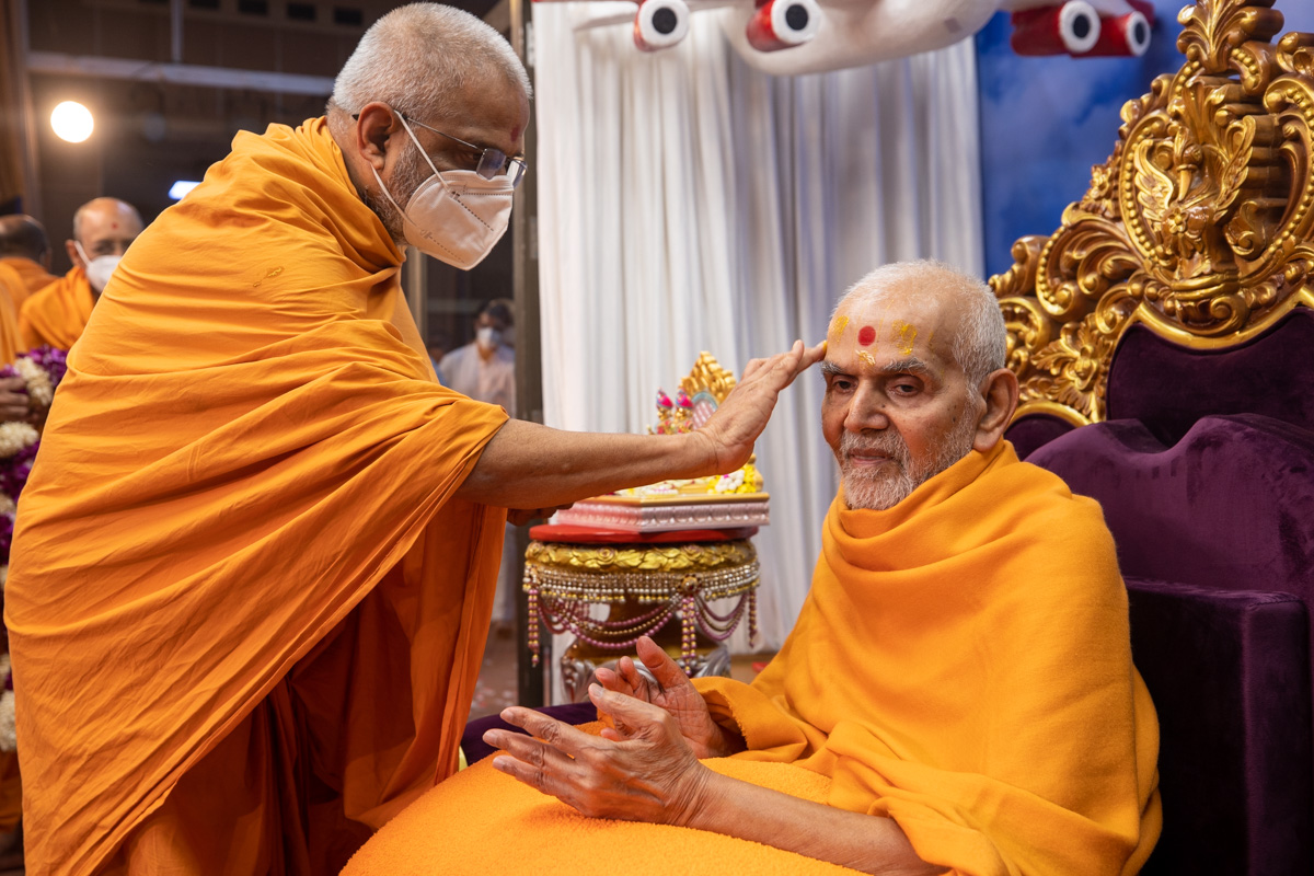Nikhilesh Swami applies chandan archa to Swamishri