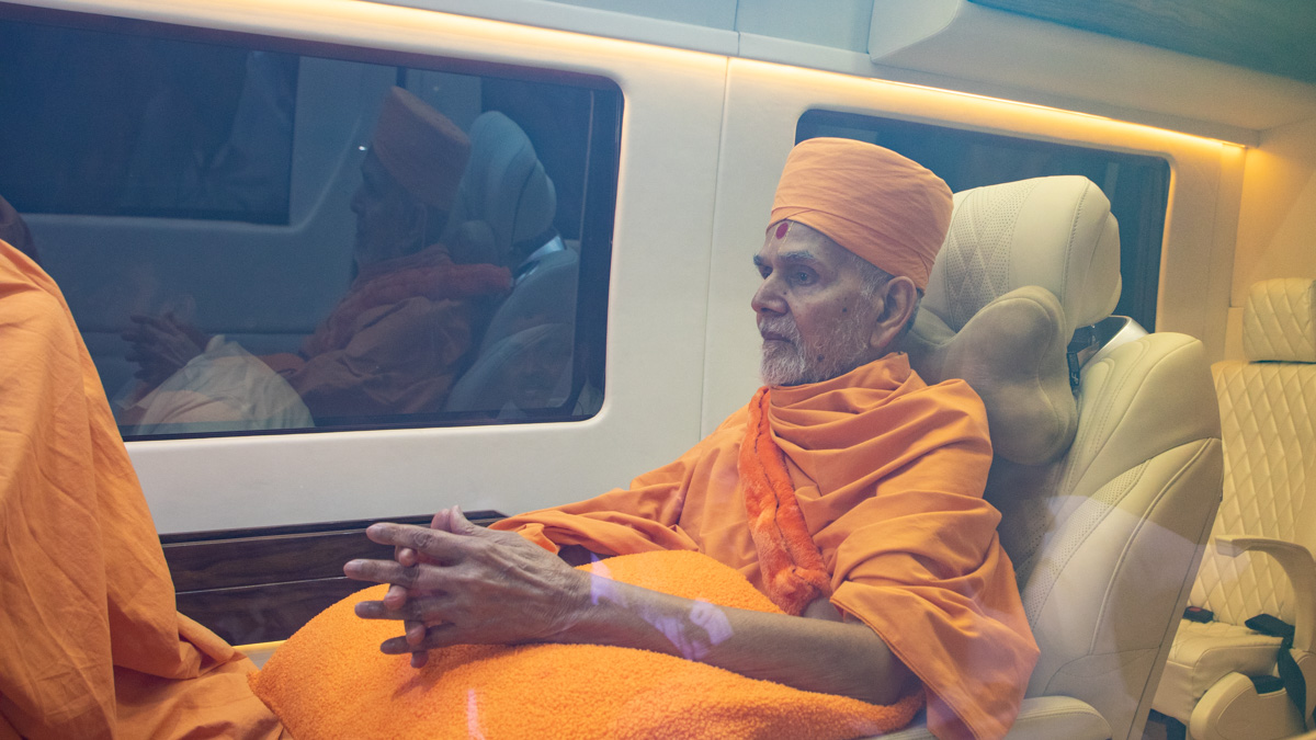 Swamishri departs from Ahmedabad