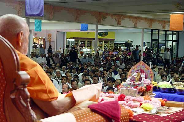 Swamishri doing the mala