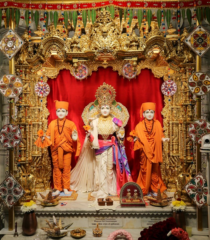 Parabrahma Bhagwan Swaminarayan, Aksharbrahma Gunatitanand Swami and Aksharmukta Gopalanand Swami