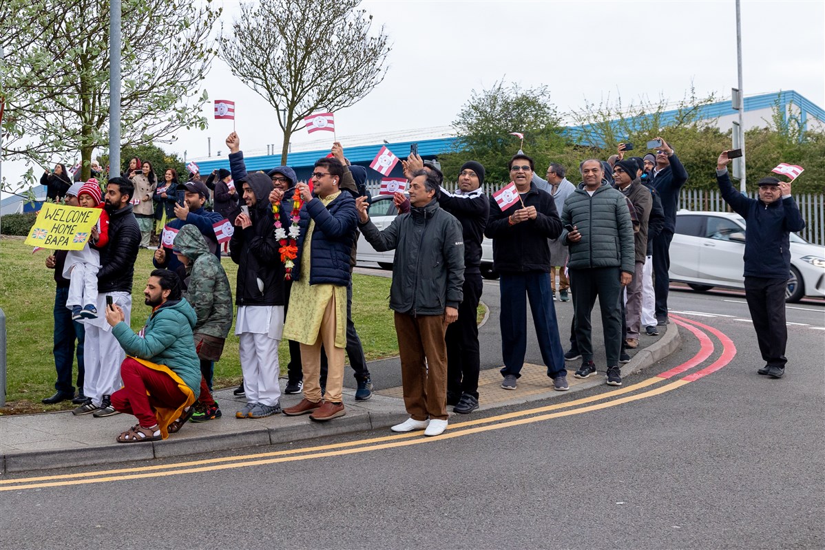 Devotees from Luton, Milton Keynes and nearby centres had gathered in the early hours of the morning to be the first to welcome Mahant Swami Maharaj to the UK
