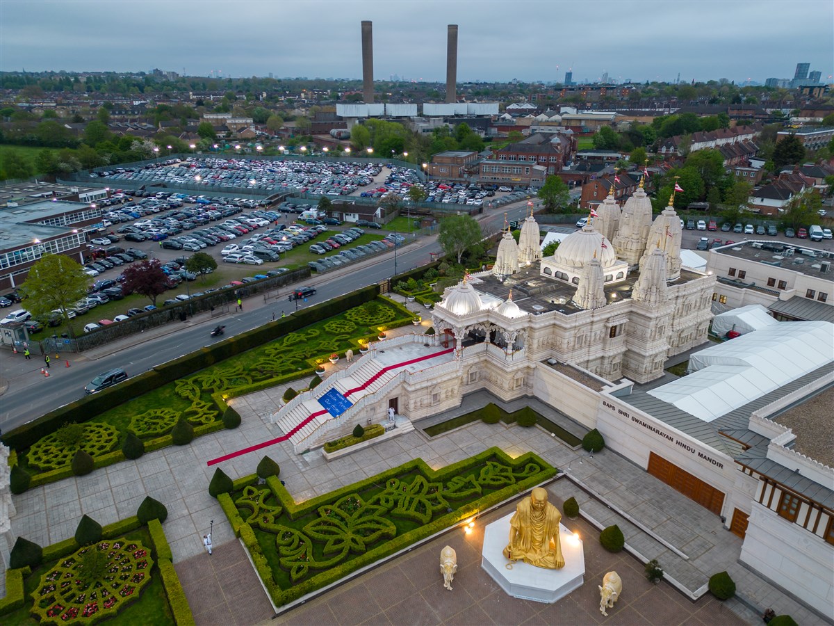 Thousands of devotees and hundreds of volunteers had started arriving at London Mandir from as early as 3.30am in eager anticipation of Swamishri's arrival
