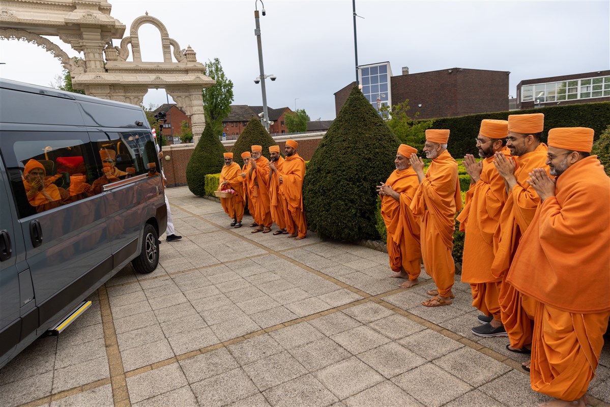 Swamishri warmly greeted the swamis with folded hands