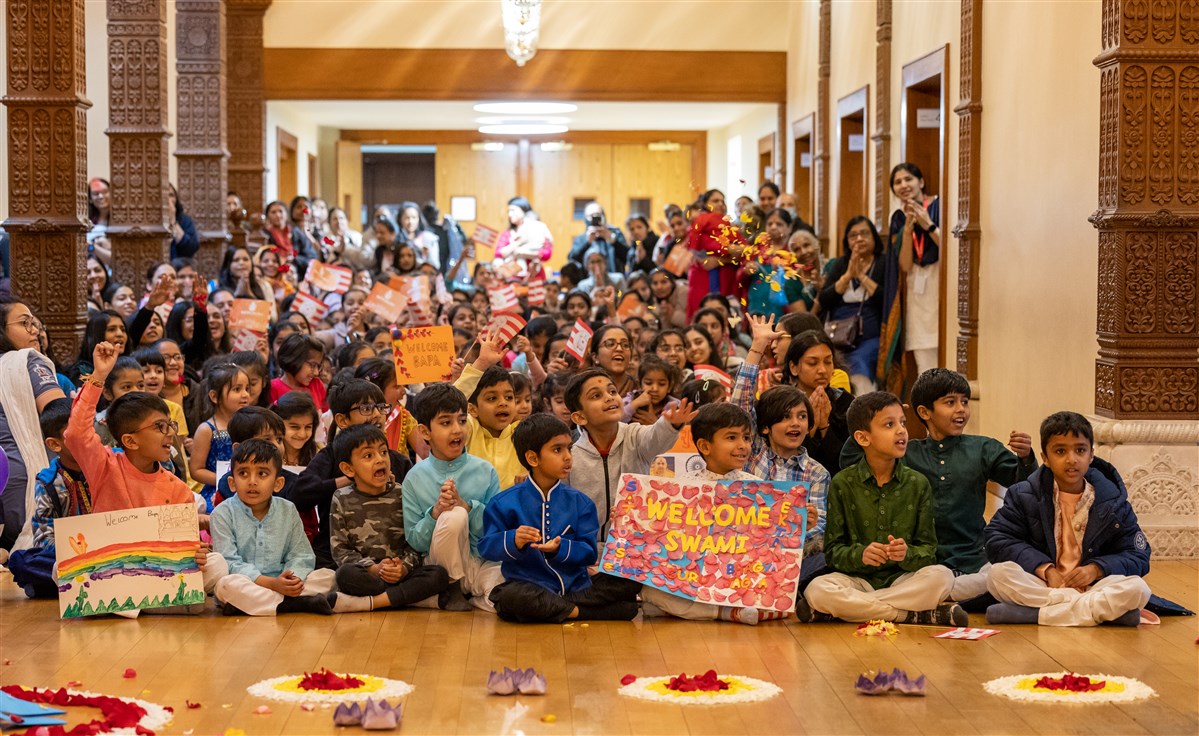 Children and devotees of all ages eagerly greeted Swamishri as he entered the Mandir