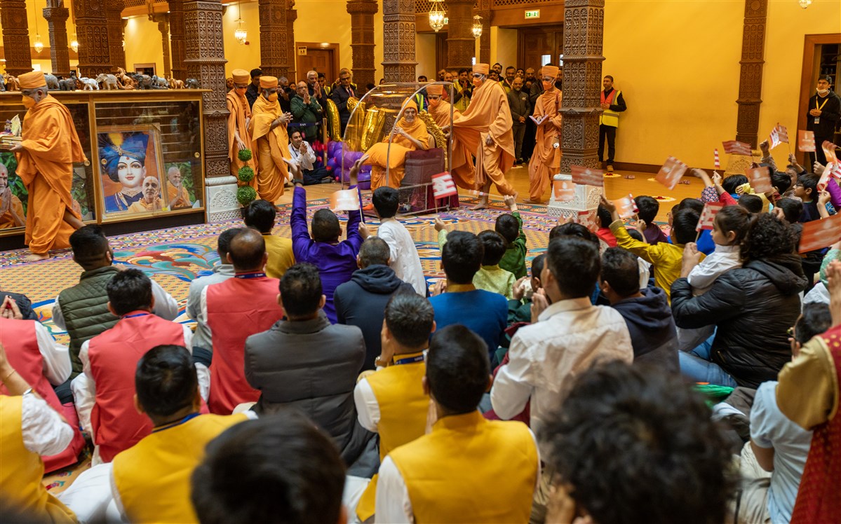 As Swamishri was about to enter the assembly hall, the jubilation among devotees steadily heightened