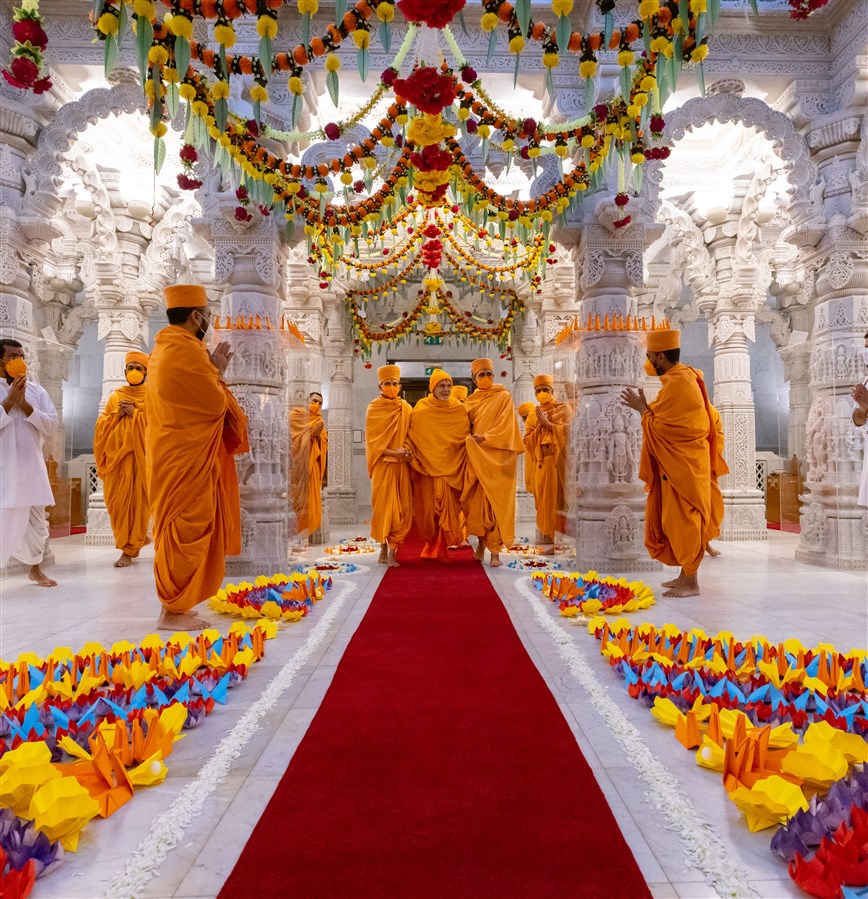 Swamishri entering the upper sanctum of the Mandir