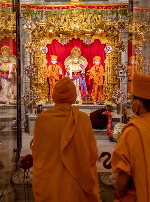 Swamishri doing darshan of Thakorji