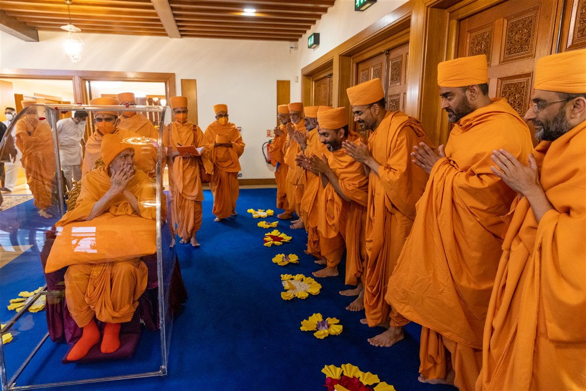 Swamishri warmly greeted swamis inside the Mandir on his way to the Nilkanth Varni Abhishek Mandap