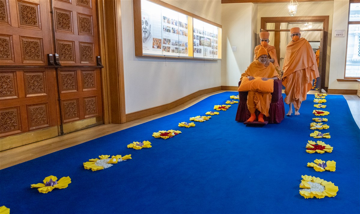 Swamishri observed the origami shapes lining his path