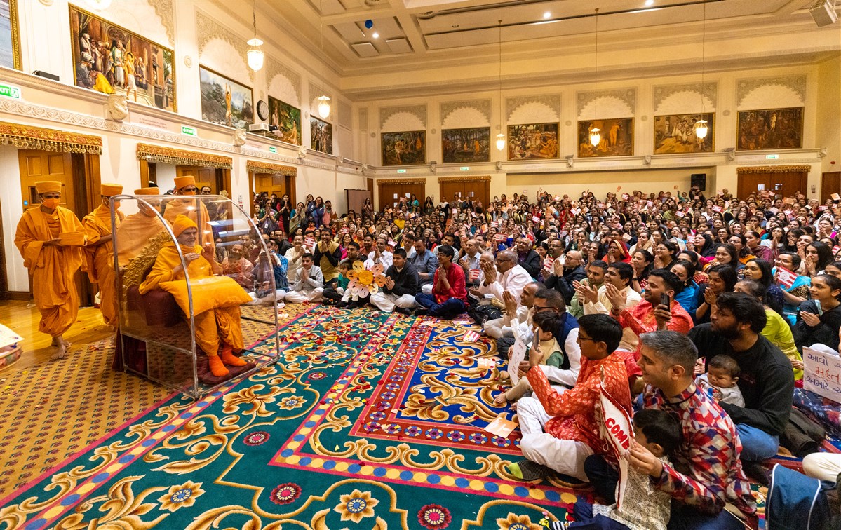 Swamishri entered the assembly hall to a rapturous welcome