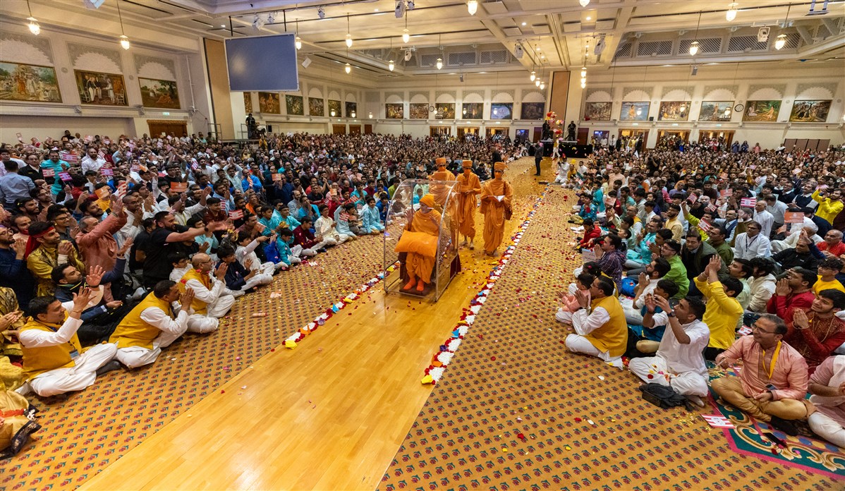 Swamishri entered the assembly hall to a rapturous welcome from the devotees