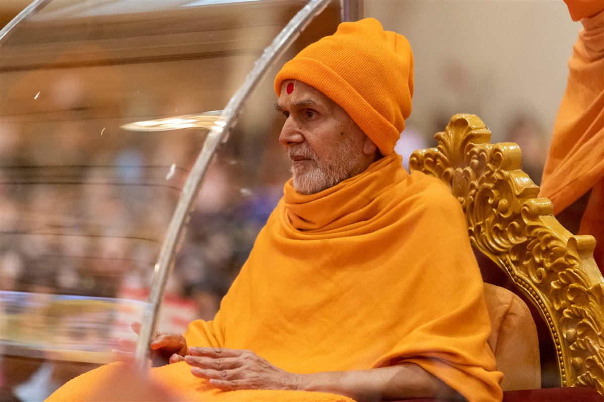 In a voice note sent to the devotees soon after he had landed at Luton Airport, Swamishri had said, “I am just as eager to have your darshan as you are to be with me.”