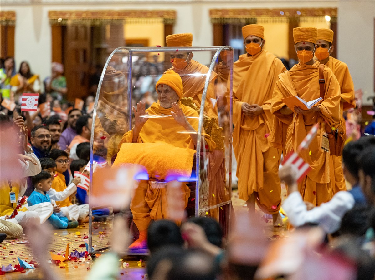 Swamishri greeted everyone patiently and affectionately