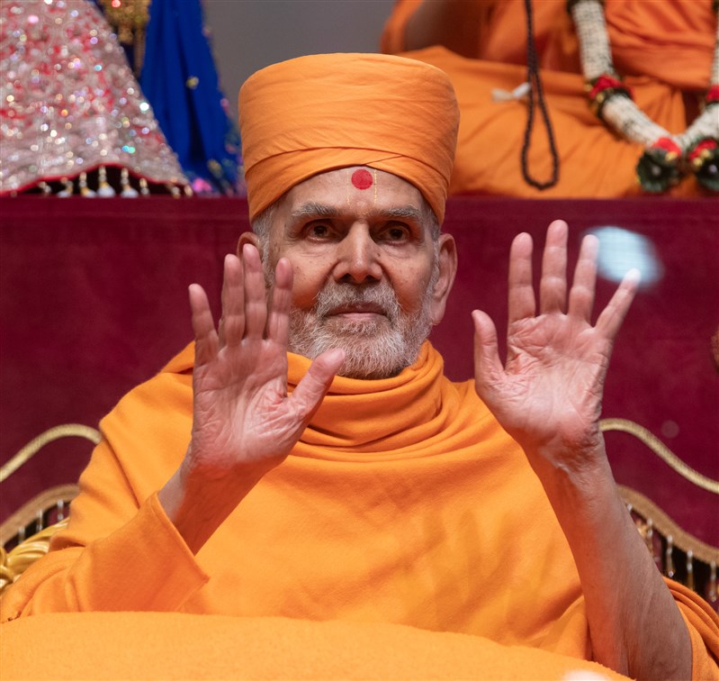 Swamishri blessing the assembly