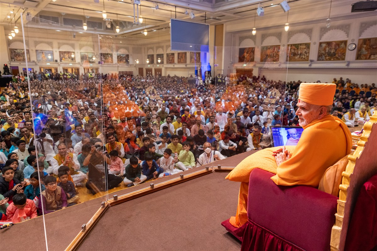 Swamishri listened attentively to the devotees’ endeavours of offering a personally formative welcome through ‘The Divyabhav Project’ and ‘The Antardrashti Project’
