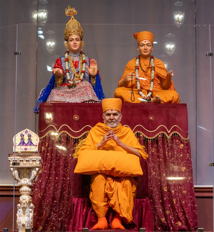 Swamishri greeted the devotees with folded hands