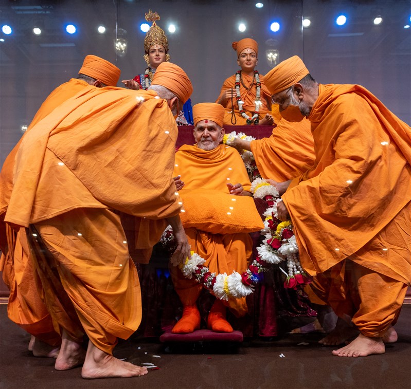 Swamis honoured Swamishri with a garland of fresh flowers on behalf of the entire UK & Europe fellowship