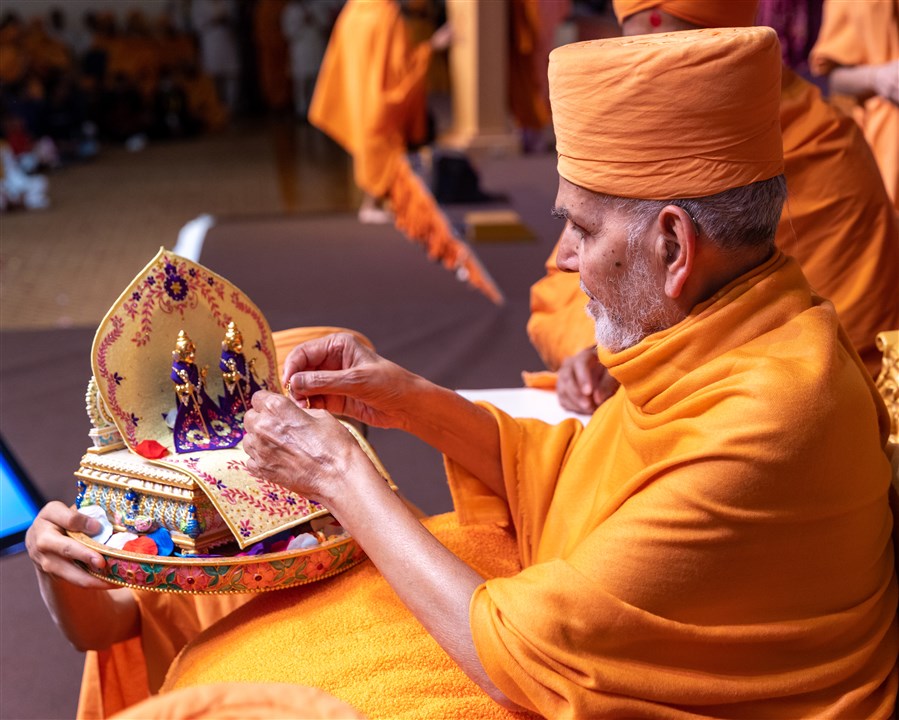Swamishri welcomed Thakorji to the UK – the first time Gunatitanand Swami Maharaj had travelled outside of India – with a personal offering on behalf of the UK & Europe devotees