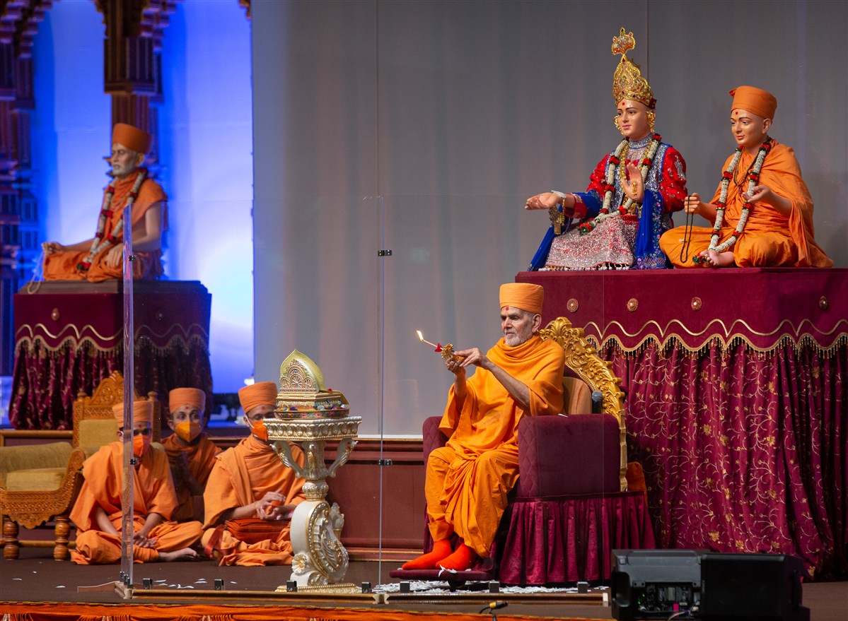 Swamishri performed the morning arti of Thakorji