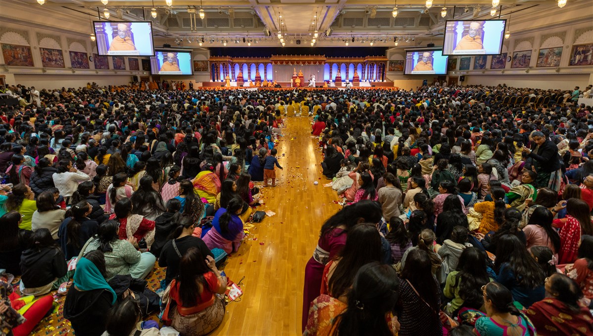 Devotees listened attentively during the welcome assembly