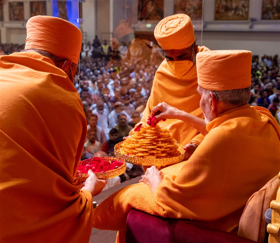 Swamishri sanctified jalebis as prasad for all the gathered devotees