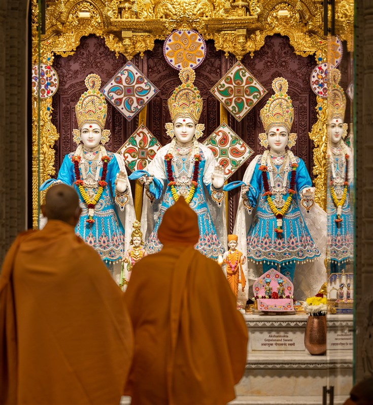Swamishri offers his reverence to the murtis in the central shrine